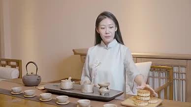 4K传统中秋节日品尝月饼视频的预览图